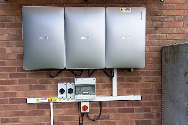 How does a hybrid inverter work?